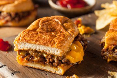 Ev yapımı kıyılmış peynir sandviç