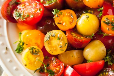 Ham organik kiraz domates salatası