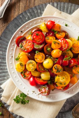 Ham organik kiraz domates salatası