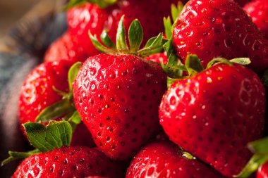 Çiğ kırmızı organik çilek