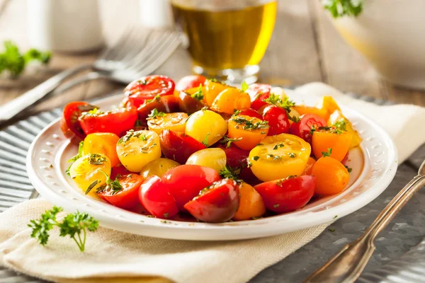 Surowy organiczny pomidor sałatka — Zdjęcie stockowe