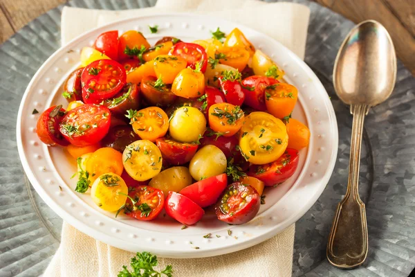 Surowy organiczny pomidor sałatka — Zdjęcie stockowe