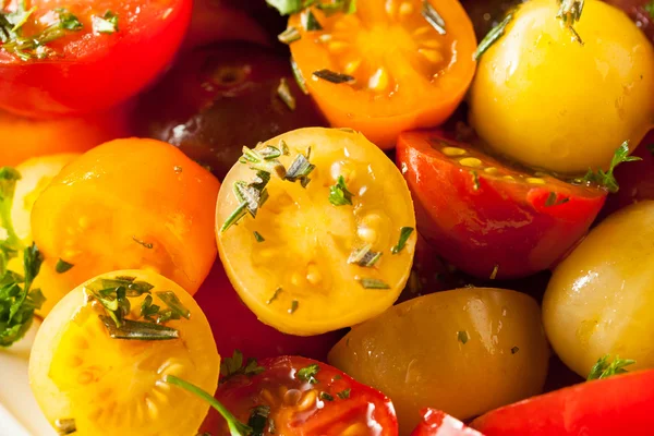 Ensalada de tomate cereza orgánica cruda — Foto de Stock