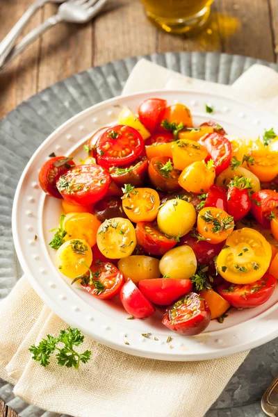 Ensalada de tomate cereza orgánica cruda — Foto de Stock