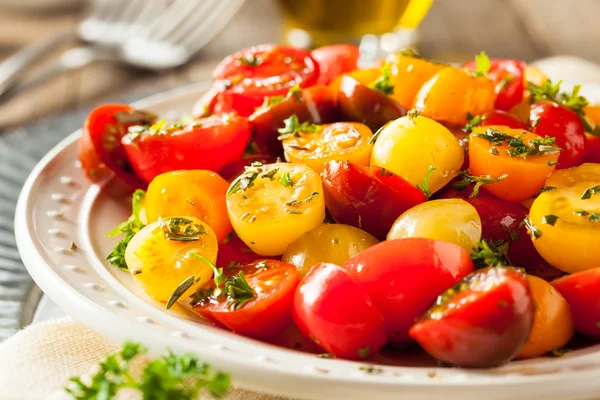 Ensalada de tomate cereza orgánica cruda — Foto de Stock