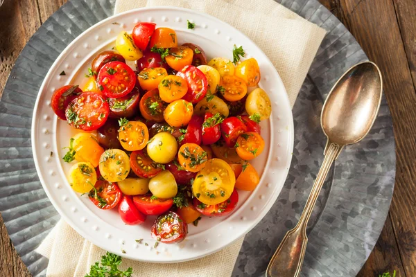 Ensalada de tomate cereza orgánica cruda — Foto de Stock