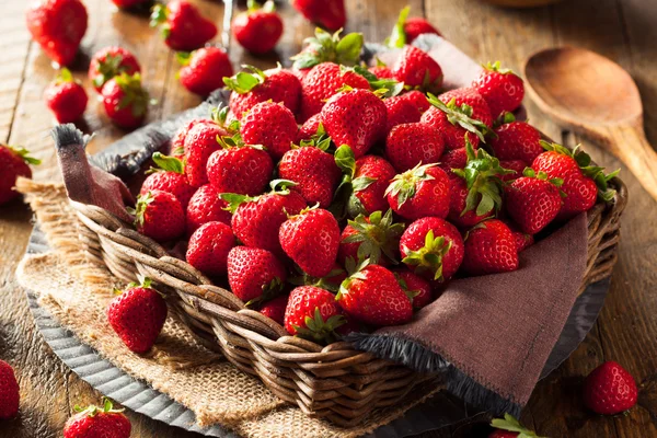 붉은 원시 유기농 딸기 — 스톡 사진