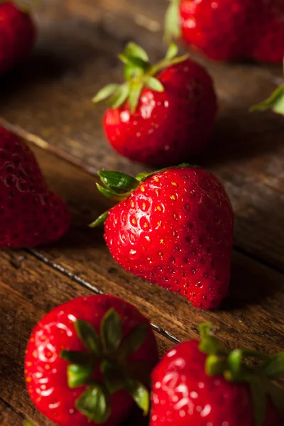 RAW röda ekologiska jordgubbar — Stockfoto