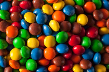 Gökkuşağı renkli şeker çikolata kaplı