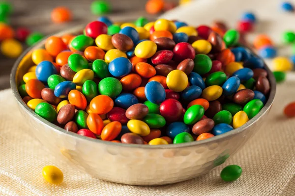 虹カラフルなキャンディは、チョコレートをコーティングしました。 — ストック写真
