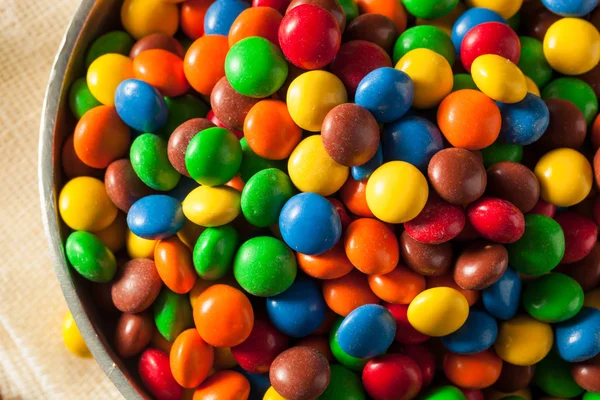 Regenboog kleurrijke Candy Coated chocolade — Stockfoto