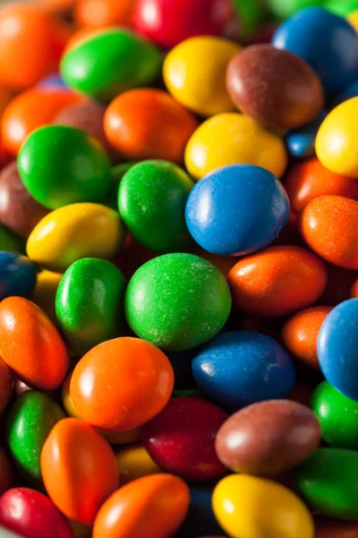 Arco-íris colorido doce revestido de chocolate — Fotografia de Stock