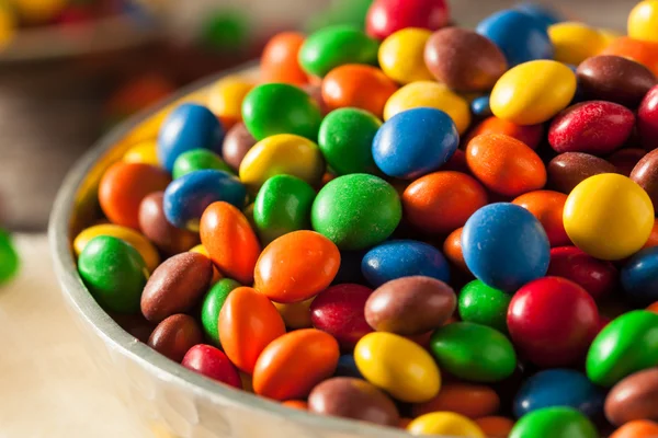 Arco-íris colorido doce revestido de chocolate — Fotografia de Stock