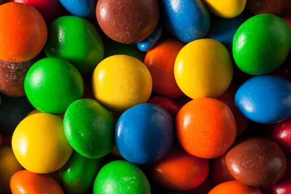 虹カラフルなキャンディは、チョコレートをコーティングしました。 — ストック写真