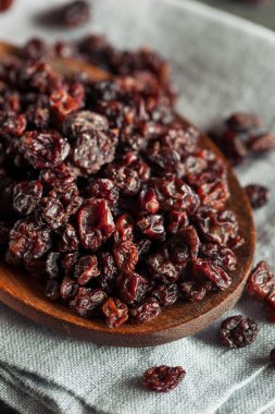 Ev yapımı kuru siyah kuş üzümü