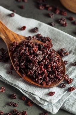 Ev yapımı kuru siyah kuş üzümü