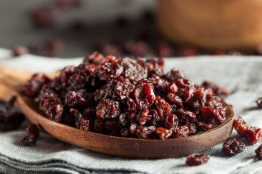 Ev yapımı kuru siyah kuş üzümü