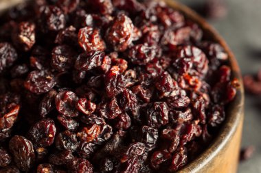 Ev yapımı kuru siyah kuş üzümü