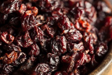 Ev yapımı kuru siyah kuş üzümü