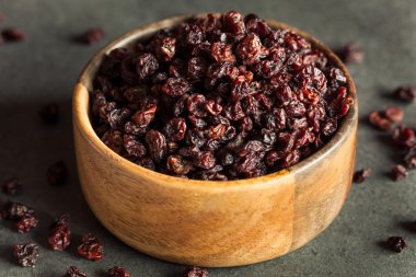 Ev yapımı kuru siyah kuş üzümü