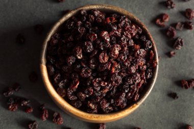 Ev yapımı kuru siyah kuş üzümü