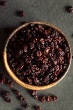 Ev yapımı kuru siyah kuş üzümü