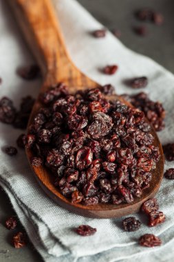 Ev yapımı kuru siyah kuş üzümü