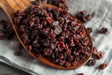 Ev yapımı kuru siyah kuş üzümü