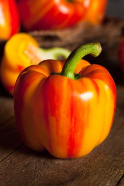 Ham organik çizgili kırmızı dolmalık biber