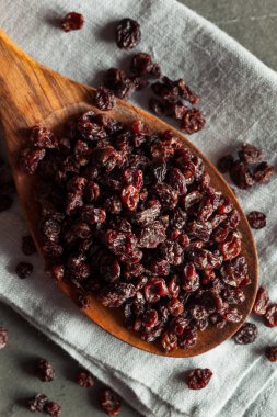 Ev yapımı kuru siyah kuş üzümü