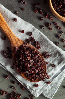 Ev yapımı kuru siyah kuş üzümü