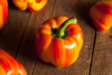 Ham organik çizgili kırmızı dolmalık biber