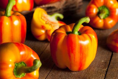 Ham organik çizgili kırmızı dolmalık biber