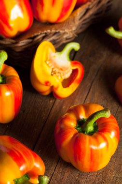 Ham organik çizgili kırmızı dolmalık biber