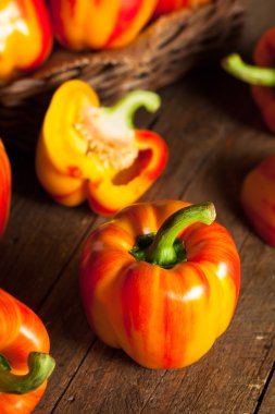 Ham organik çizgili kırmızı dolmalık biber