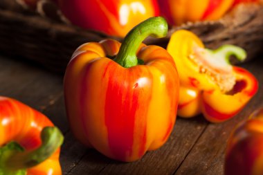 Ham organik çizgili kırmızı dolmalık biber