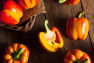 Ham organik çizgili kırmızı dolmalık biber