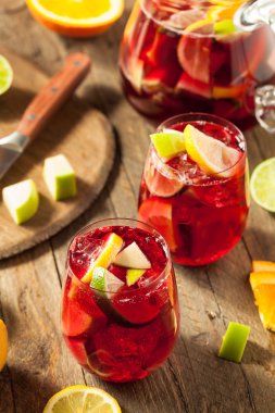 Ev yapımı meyveli İspanyol kırmızı Sangria