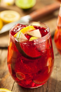 Ev yapımı meyveli İspanyol kırmızı Sangria