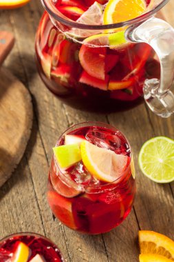 Ev yapımı meyveli İspanyol kırmızı Sangria