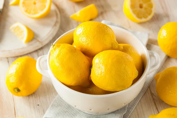Citrons jaunes biologiques crus — Photo