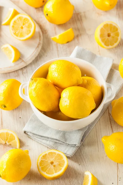 Rohe gelbe Bio-Zitronen — Stockfoto