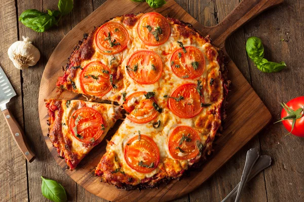 Hausgemachte vegane Blumenkohl-Krusten-Pizza — Stockfoto