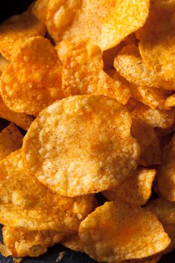 Sıcak baharatlı Sriracha patates cipsi