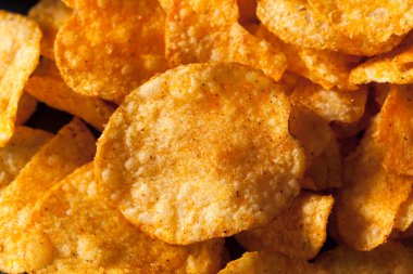 Sıcak baharatlı Sriracha patates cipsi