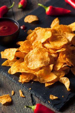 Sıcak baharatlı Sriracha patates cipsi