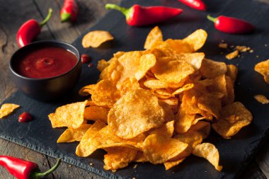 Sıcak baharatlı Sriracha patates cipsi