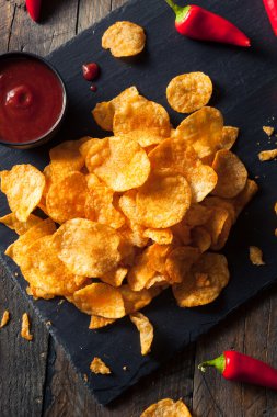 Sıcak baharatlı Sriracha patates cipsi