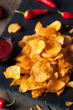 Sıcak baharatlı Sriracha patates cipsi