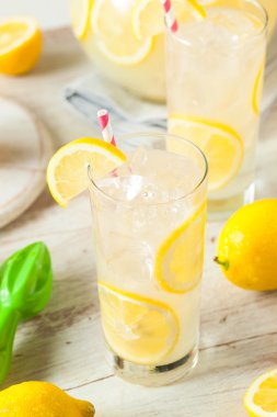 Organik ev yapımı taze sıkmak limonata